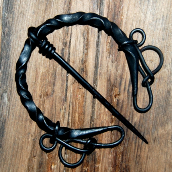 Brooch with Knoted Ends