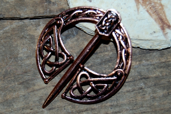 Omega Fibula with celtic Knots