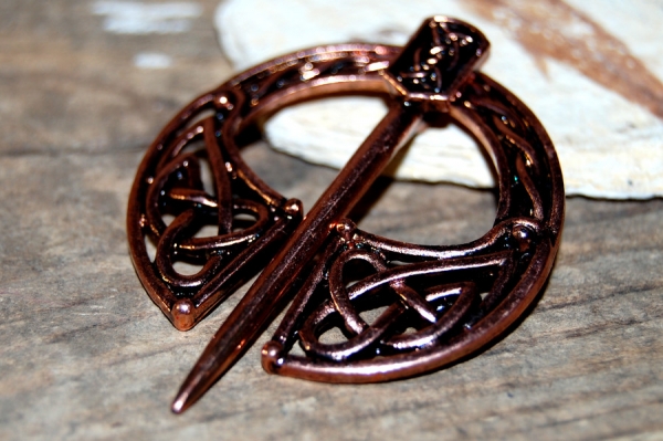 Omega Fibula with celtic Knots