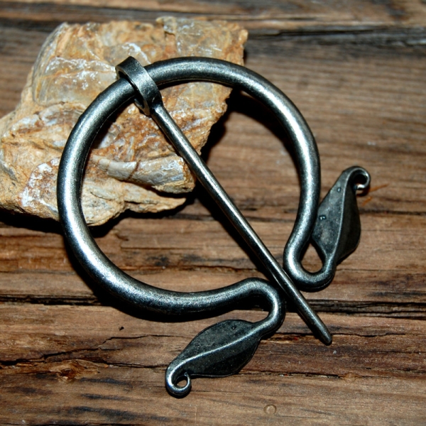 Omega brooch with leaf ends
