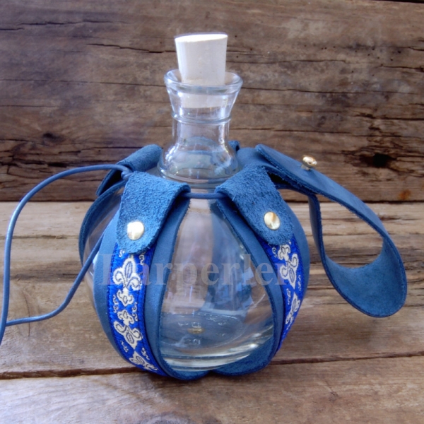 Belt bottle with Trimmings
