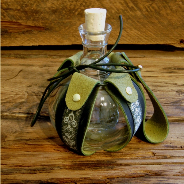 Belt bottle with Trimmings
