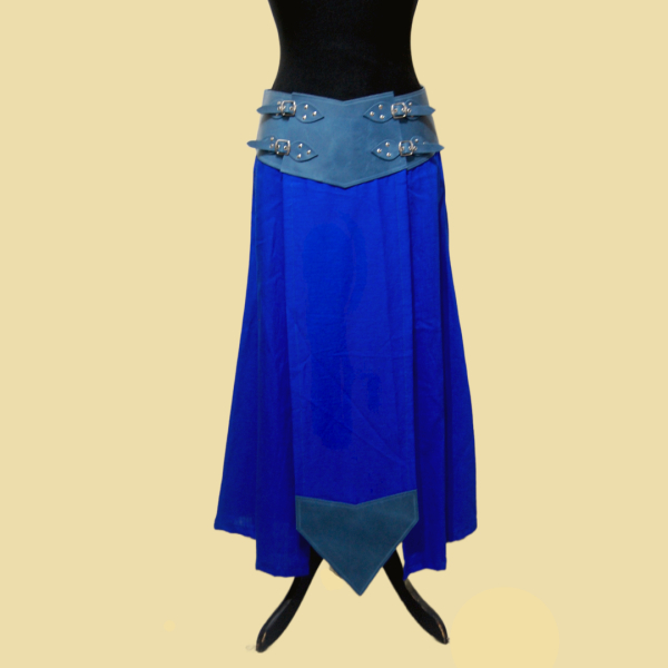 Hip-fitting battle skirt made of royal-blue linen and azul colored oiled leather