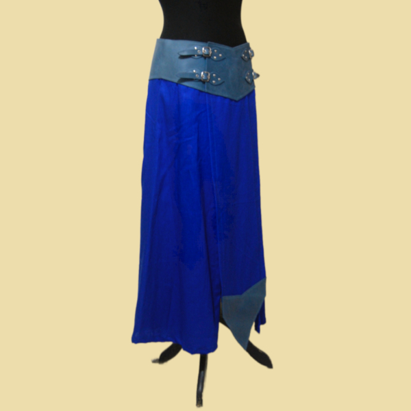 Hip-fitting battle skirt made of royal-blue linen and azul colored oiled leather