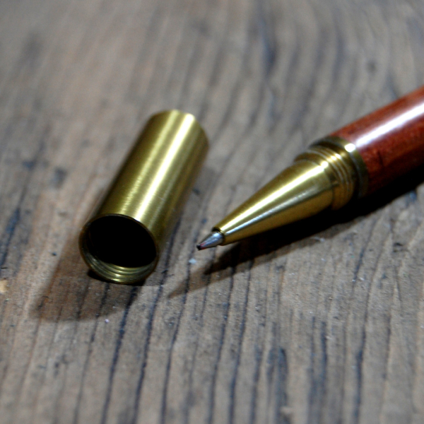 Kugelschreiber aus Holz mit Messingkappe
