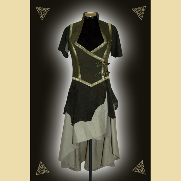 Long dress made of leather and cotton. It has a goblet collar and braid trim. Green tones in olive and sage.