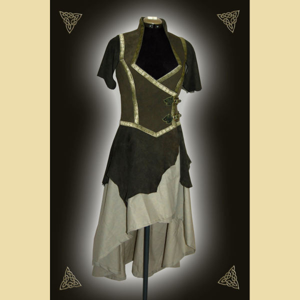 Long dress made of leather and cotton. It has a goblet collar and braid trim. Green tones in olive and sage.