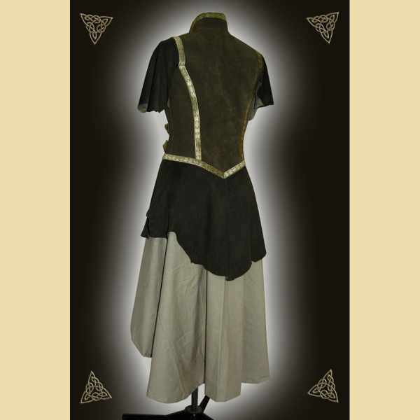 Long dress made of leather and cotton. It has a goblet collar and braid trim. Green tones in olive and sage.