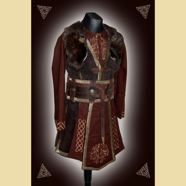 Dunkelbraunes, prunkvolles Herrenset mit Kaninchenfellschal, für Mitteleltermarkt und Larp