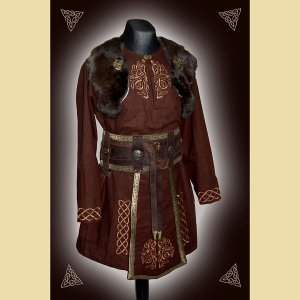 Dunkelbraunes, prunkvolles Herrenset mit Kaninchenfellschal, für Mitteleltermarkt und Larp