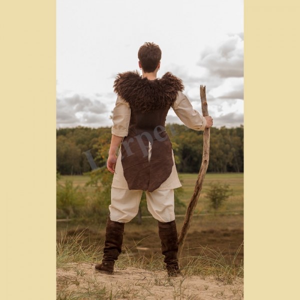 Tunic made of leather and fur