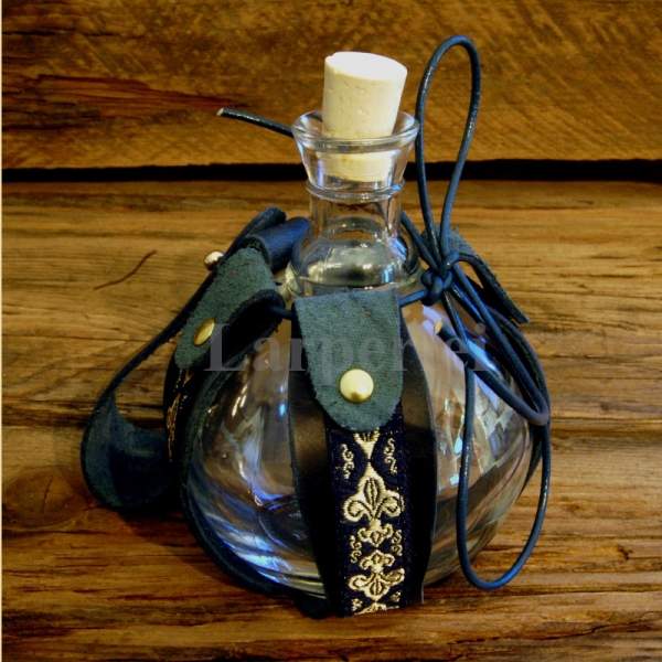 Belt bottle with Trimmings