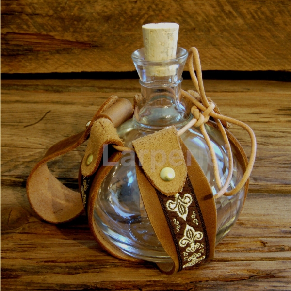 Belt bottle with Trimmings