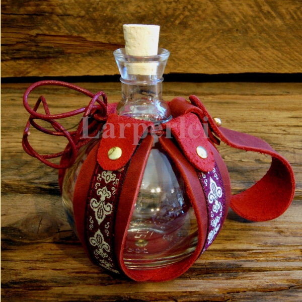 Belt bottle with Trimmings
