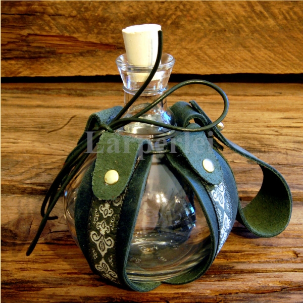 Belt bottle with Trimmings