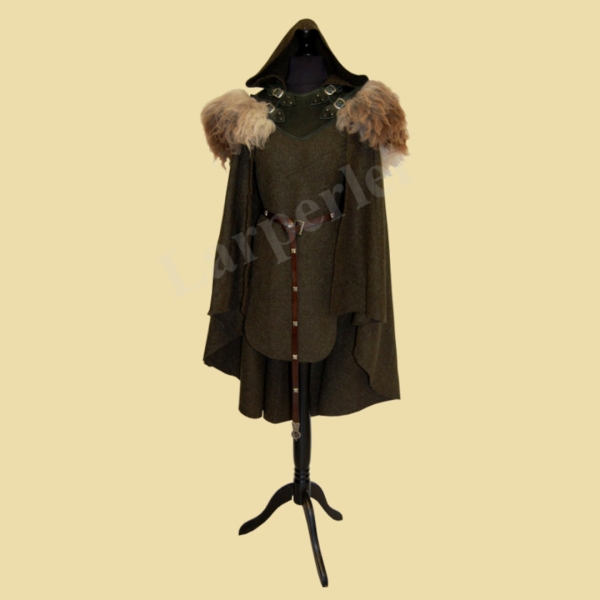 Traveling cloak with fur, half-long