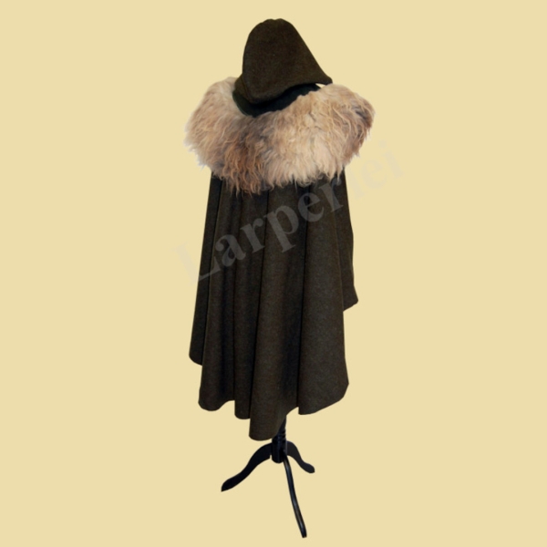 Traveling cloak with fur, half-long