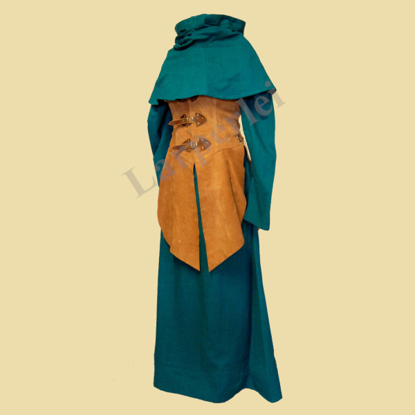 Grüne Robe und Gugel mit einem hellbraunen Lederwaffenrock