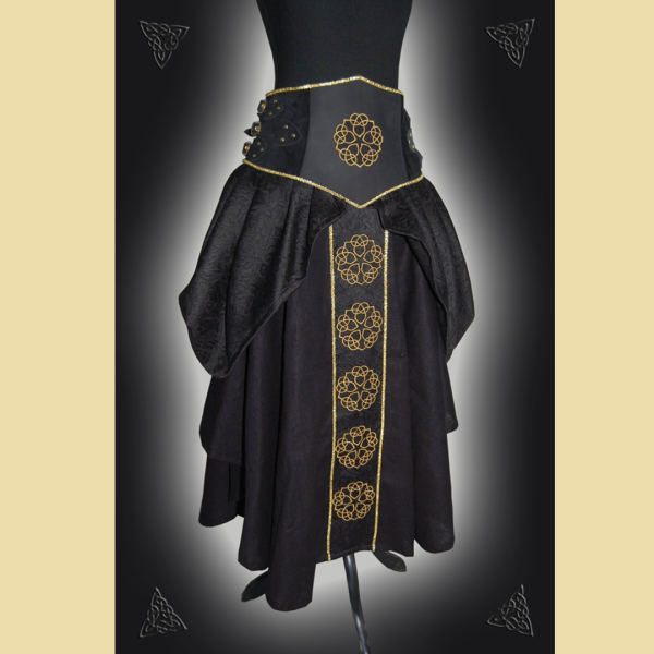 Rock mit breitem Bund aus schwarzem Fettleder, Rindvelours, Ornamentjaquard und Leinenstoff. Er ist verziert mit goldenen Borten und Stickereien. Der Rock wird seitlich mit Schnallen geschlossen, so dass er in der Weite variabel ist.