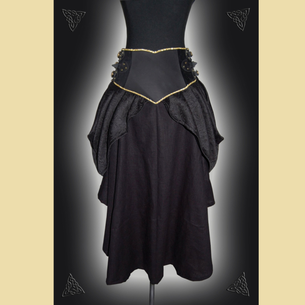 Rock mit breitem Bund aus schwarzem Fettleder, Rindvelours, Ornamentjaquard und Leinenstoff. Er ist verziert mit goldenen Borten und Stickereien. Der Rock wird seitlich mit Schnallen geschlossen, so dass er in der Weite variabel ist.us schwarzem Leder