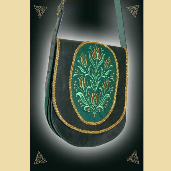 Große Umhängetasche aus tannengrünem Fettleder und Rindvelours. Die Tasche ist verziert mit einer großen, floralen Stickerei und Goldbortenbesatz. Sie besitzt zwei große Innenkammern und eine äußere Stecktasche auf der Rückseite. Der Trageriemen kann mitt