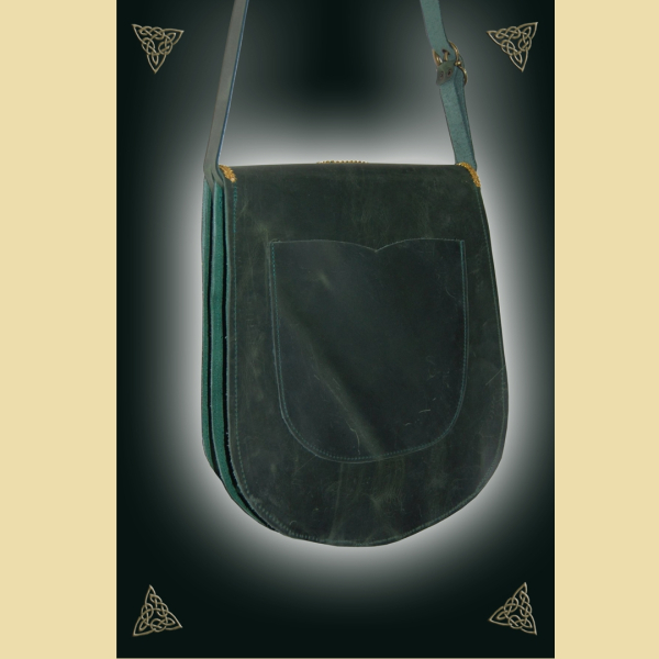 Große Umhängetasche aus tannengrünem Fettleder und Rindvelours. Die Tasche ist verziert mit einer großen, floralen Stickerei und Goldbortenbesatz. Sie besitzt zwei große Innenkammern und eine äußere Stecktasche auf der Rückseite. Der Trageriemen kann mitt