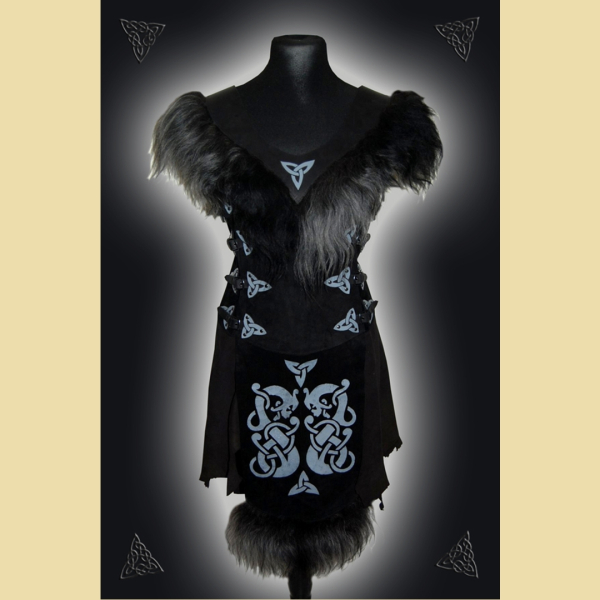 Langes Kleid aus Leder und Baumwolle. Es hat einen Kelchkragen und Bortenverzierung. Grüntöne in oliv und salbei