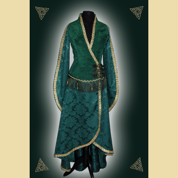 Langes Kleid aus Leder und Baumwolle. Es hat einen Kelchkragen und Bortenverzierung. Grüntöne in oliv und salbei