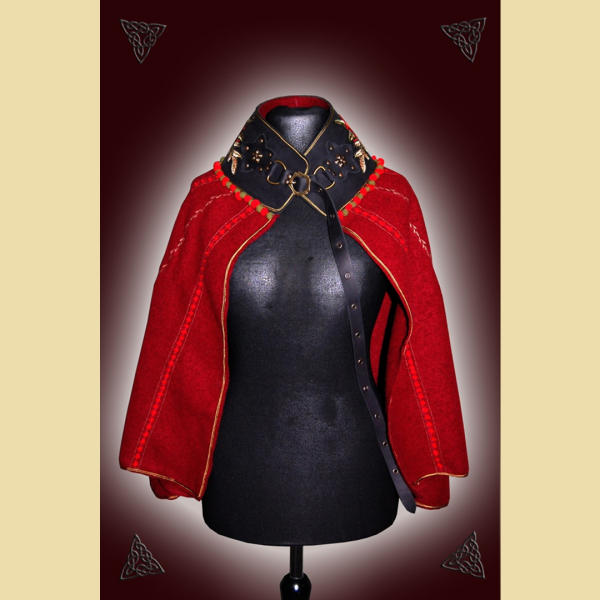 Schwarz-Roter Halbmantel mit Rosen und Stickereibordüren