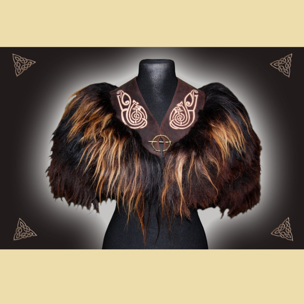 Dunkelbrauner Fellumhang mit keltischen Vogelmotiven
