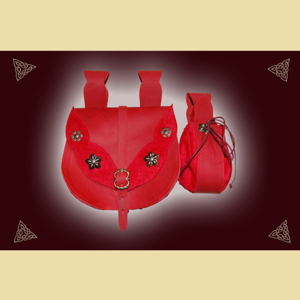 Taschenset, bestehend aus einer Gürteltasche und einem Gürtelbeutel mit Zugband. Das Set ist aus rotem Fettleder und Rindveloursleder. Die Tasche ist verziert mit einer dekorativen Lederapplikation und altmessingfarbenen Metallblüten.