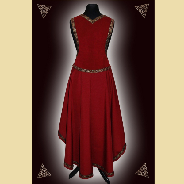 Kleid aus weinrotem Rindveloursleder und einem fließenden Textilgewebe. Das Kleid ist verziert mit einer aufwändigen, goldenen Stickerei in Form eines keltischen Kreuzes und einer mittelalterlichen Kassettenborte.