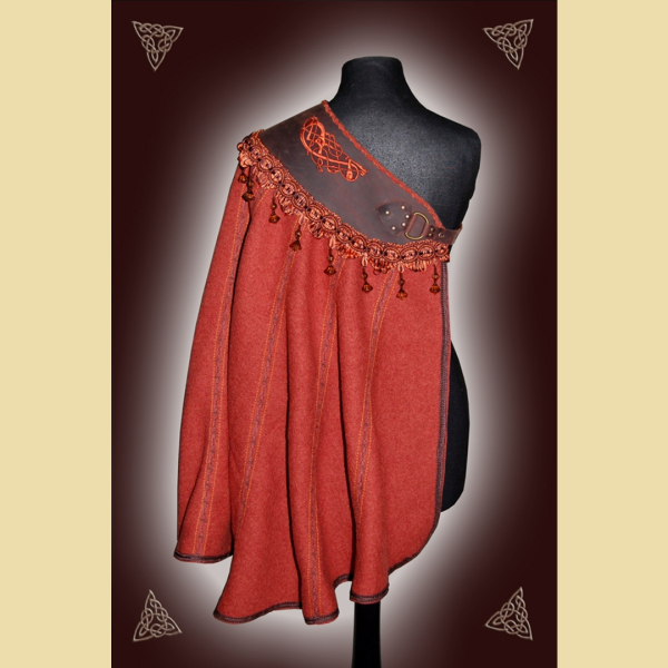 Terrakottafarbener Halbmantel mit Trachtenborte und Stickereibordüren