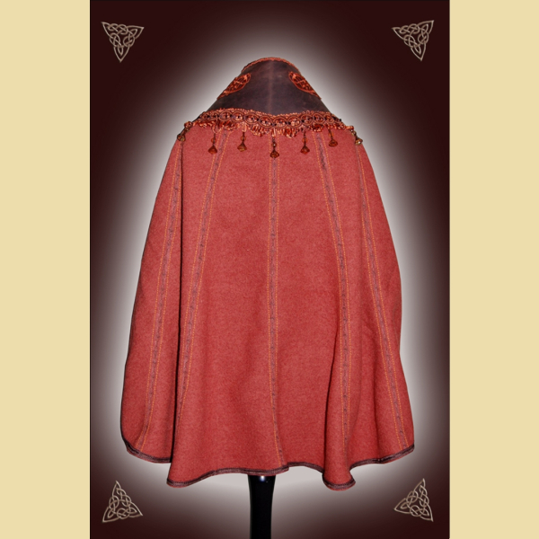 Terrakottafarbener Halbmantel mit Trachtenborte und Stickereibordüren