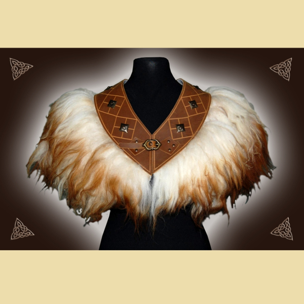 Geflammtes Fellcape mit Rautenmuster