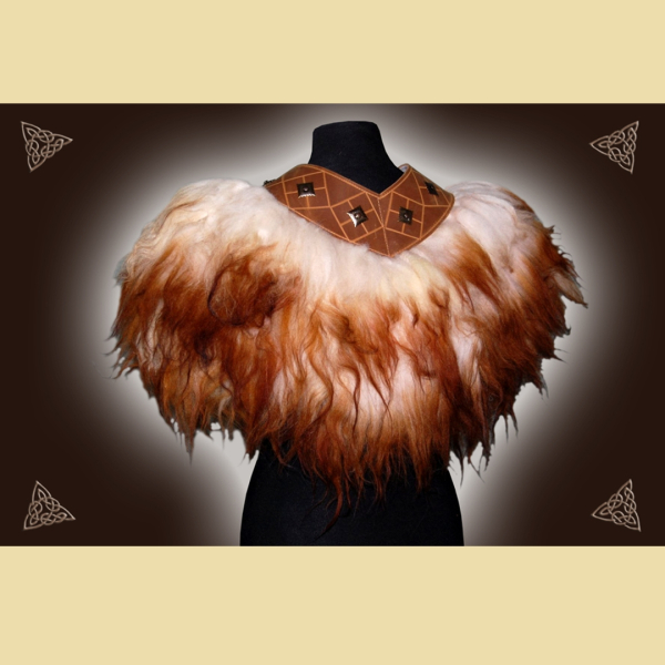 Geflammtes Fellcape mit Rautenmuster