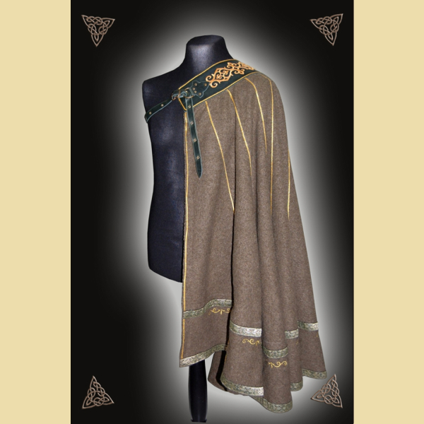 Grüner Halbmantel mit goldener Litze und Stickereien