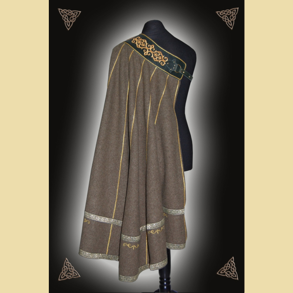 Grüner Halbmantel mit goldener Litze und Stickereien