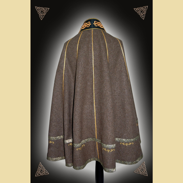 Grüner Halbmantel mit goldener Litze und Stickereien