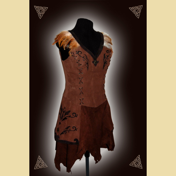 Langes Kleid aus Leder und Baumwolle. Es hat einen Kelchkragen und Bortenverzierung. Grüntöne in oliv und salbei