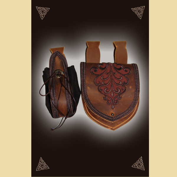 Taschenset, bestehend aus einer Gürteltasche und einem Gürtelbeutel mit Zugband. Das Set ist aus hellbraunem Fettleder und dunkelbraunem Rindveloursleder. Die Tasche ist verziert mit Posamentenbortenbesatz und einer dekorativen Stickerei.