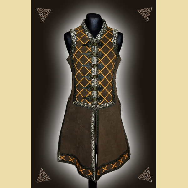 Waffenrock aus olivgrünem Rindveloursleder. Er ist verziert mit großflächigen, aus goldener Litze applizierten Rautenmustern und grün-goldenem Bortenbesatz.