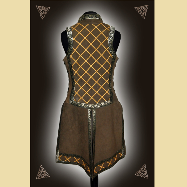 Waffenrock aus olivgrünem Rindveloursleder. Er ist verziert mit großflächigen, aus goldener Litze applizierten Rautenmustern und grün-goldenem Bortenbesatz.
