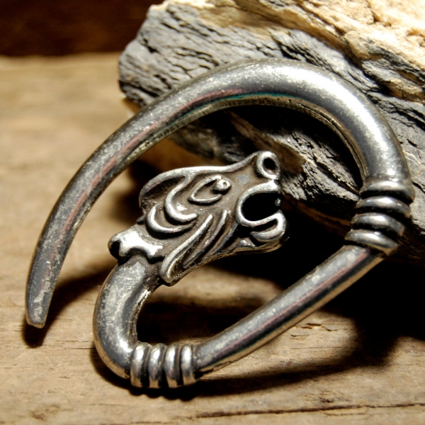 Schoulderfur with Wolfhead Closure "Frigga"