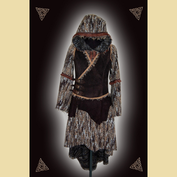 Langes Kleid aus Leder und Baumwolle. Es hat einen Kelchkragen und Bortenverzierung. Grüntöne in oliv und salbei