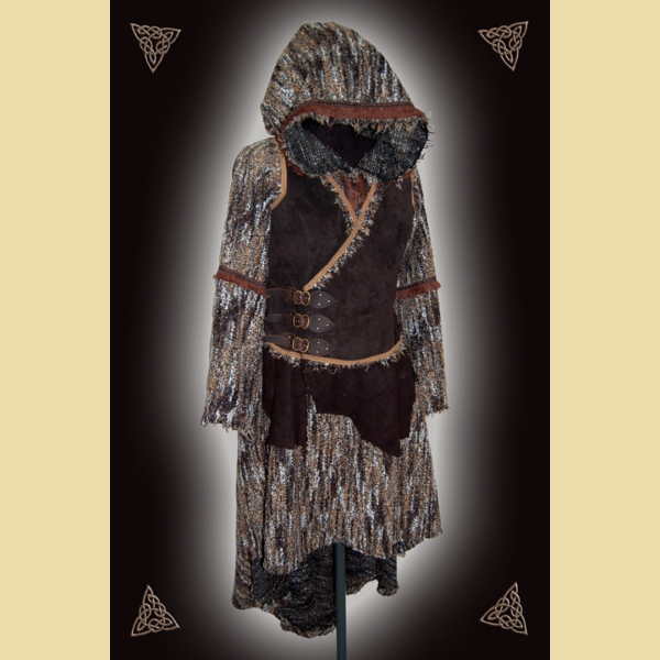 Langes Kleid aus Leder und Baumwolle. Es hat einen Kelchkragen und Bortenverzierung. Grüntöne in oliv und salbei