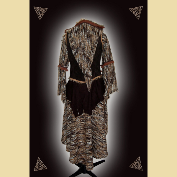 Langes Kleid aus Leder und Baumwolle. Es hat einen Kelchkragen und Bortenverzierung. Grüntöne in oliv und salbei