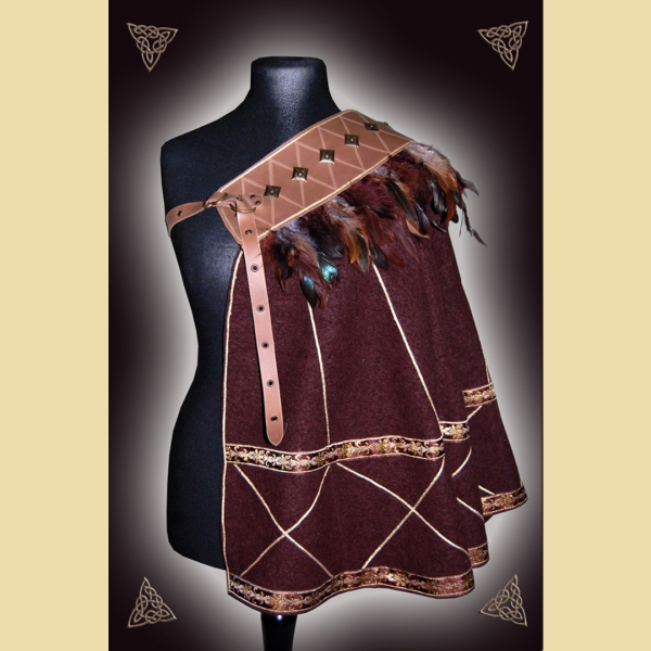 Dunkelbrauner Halbmantel mit Feder- und Bortenbesatz