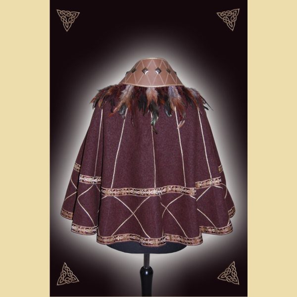 Dunkelbrauner Halbmantel mit Feder- und Bortenbesatz