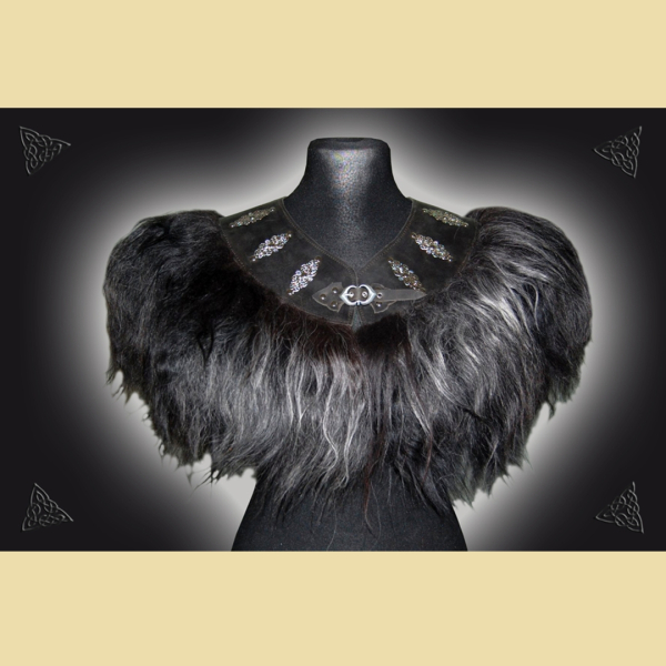 Schwarz-Graues Fellcape mit Metallornamenten